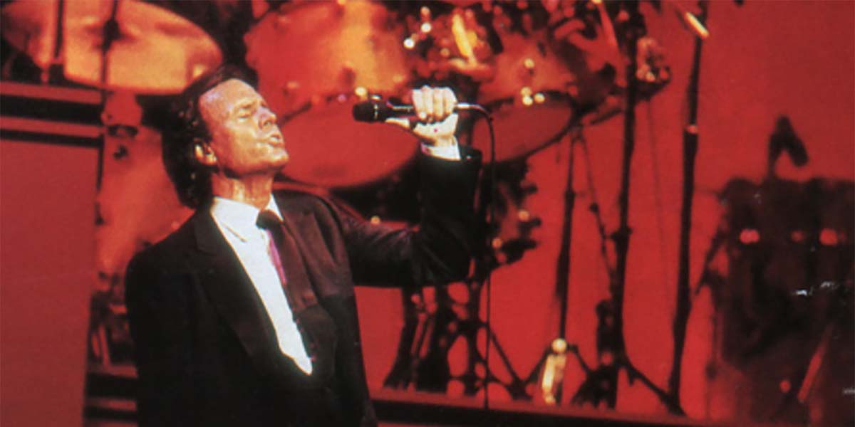 Trasportava 42 chili di ortofrutta in valigia: Julio Iglesias nei guai